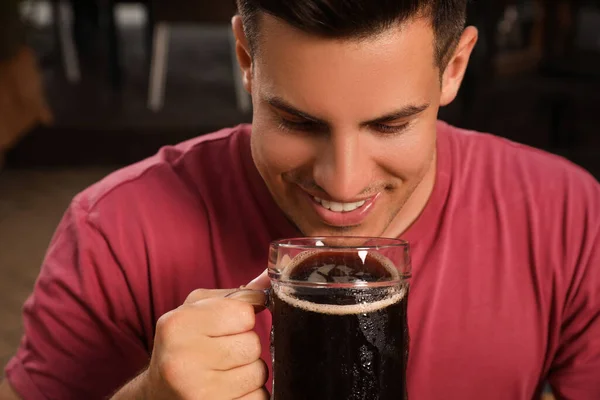 Man Die Donker Bier Drinkt Uit Glas Buiten Close — Stockfoto