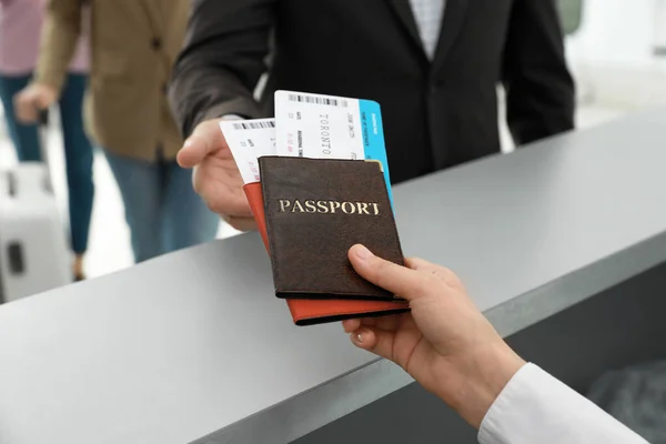 Agente Dando Pasaportes Boletos Hombre Mostrador Facturación Aeropuerto Primer Plano — Foto de Stock