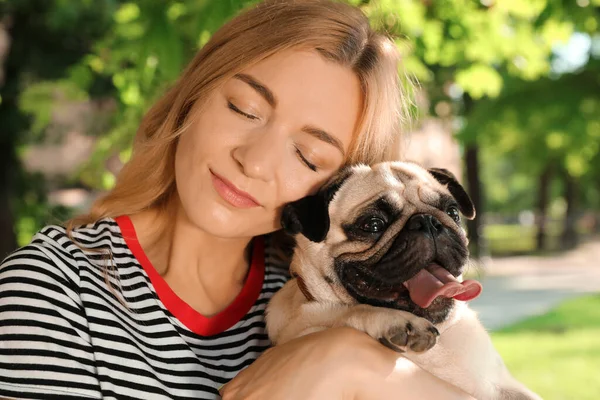 Frau Mit Süßem Mops Sonnigem Tag Freien Tieradoptionen — Stockfoto