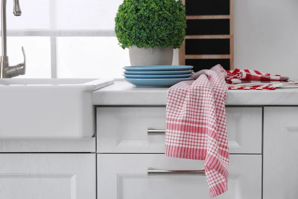 Different Towels Stack Plates Sink Kitchen Counter — Stock Photo, Image