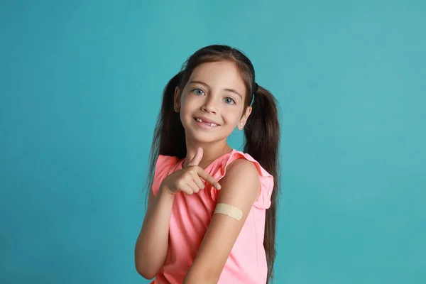 Niña Vacunada Mostrando Yeso Médico Brazo Contra Fondo Azul Claro —  Fotos de Stock