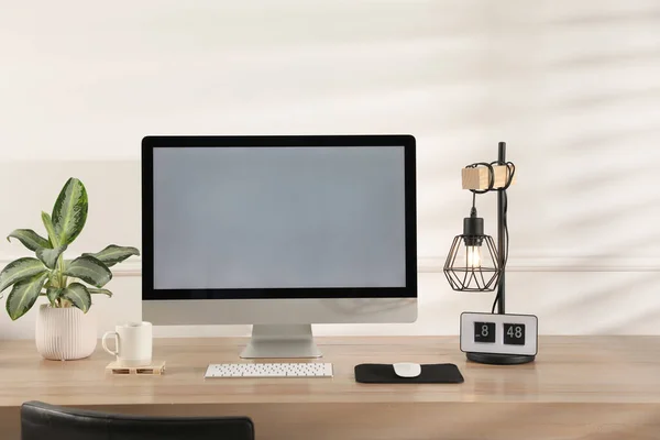 Computadora Moderna Con Pantalla Monitor Blanco Periféricos Mesa Madera Interiores —  Fotos de Stock