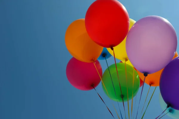 Ένα Μάτσο Πολύχρωμα Μπαλόνια Ενάντια Στον Γαλάζιο Ουρανό Χώρος Για — Φωτογραφία Αρχείου