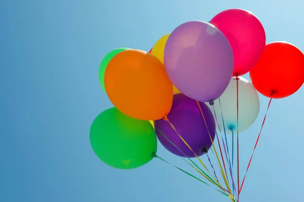 Bande Ballons Colorés Contre Ciel Bleu — Photo