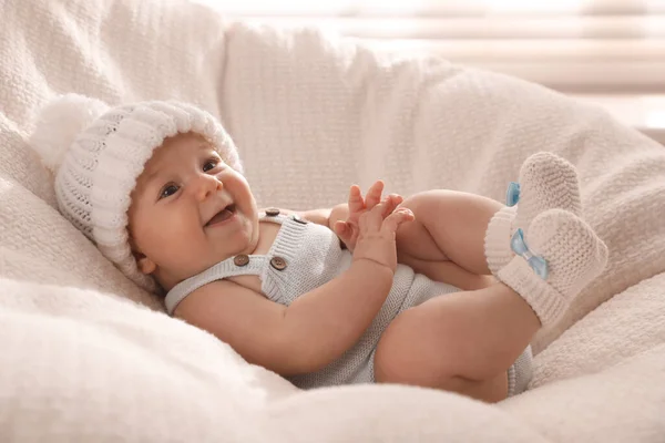 Lindo Bebé Con Sombrero Blanco Cálido Manta Punto — Foto de Stock