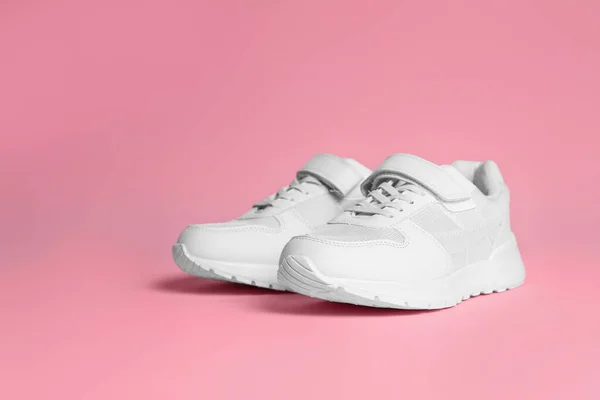 Een Paar Stijlvolle Sneakers Een Roze Achtergrond — Stockfoto