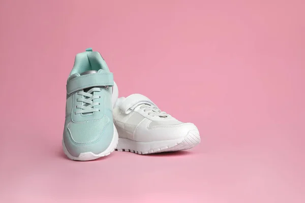 Två Snygga Sneakers Rosa Bakgrund Plats För Text — Stockfoto