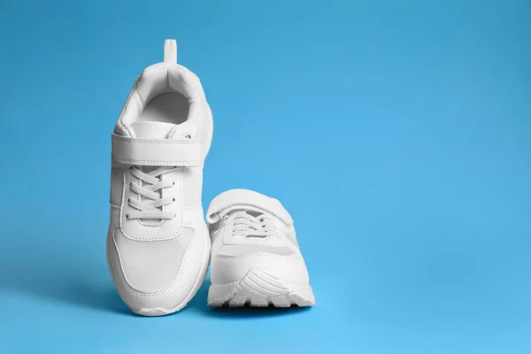 Een Paar Stijlvolle Sneakers Een Lichtblauwe Achtergrond Ruimte Voor Tekst — Stockfoto