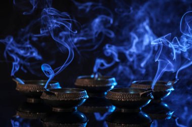 Çoğu siyah arka planda patlamış diyas. Diwali lambaları