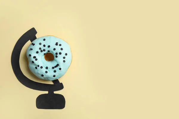 Globus Aus Leckerem Donut Und Zeichnung Auf Beigem Hintergrund Draufsicht — Stockfoto