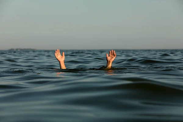 Verdrinkende Man Reikt Naar Hulp Zee — Stockfoto