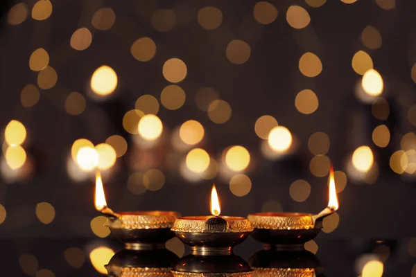 Lit Diyas Mesa Contra Luzes Turvas Lâmpadas Diwali — Fotografia de Stock