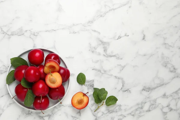 Délicieuses Prunes Cerises Mûres Avec Des Feuilles Sur Table Marbre — Photo