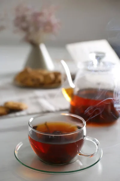 白いテーブルの上で朝食に出される熱いお茶のグラスカップ — ストック写真
