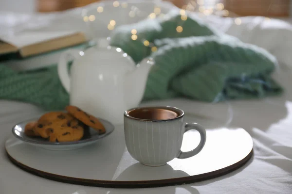 Dienblad Met Kopje Warme Thee Koekjes Theepot Bed Binnen — Stockfoto