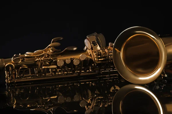 Belo Saxofone Sobre Fundo Preto Close Instrumento Musical — Fotografia de Stock