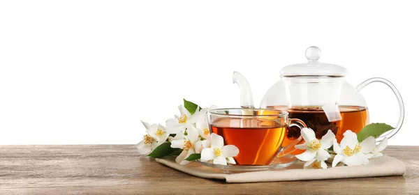 Aromatische Jasmijnthee Verse Bloemen Houten Tafel Tegen Witte Achtergrond Ruimte — Stockfoto