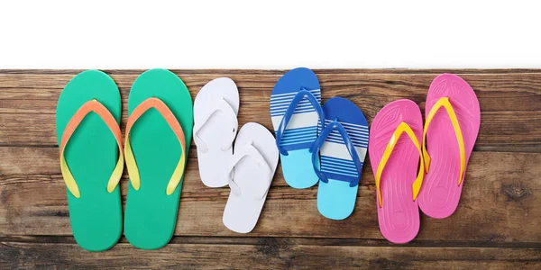 Verschiedene Stylische Flip Flops Auf Holztisch Vor Weißem Hintergrund Draufsicht — Stockfoto