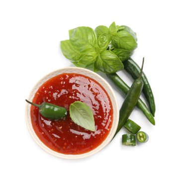 Baharatlı biber sosu ve beyaz arka planda malzemeler, üst görünüm.