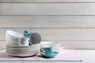 Beyaz masada temiz bulaşık takımı seti, metin için boşluk