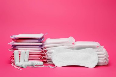 Pembe arka planda bir sürü adet pedi ve tampon var.