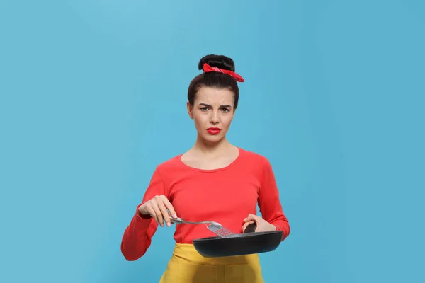 Housewife Frying Pan Spatula Light Blue Background — Stock Photo, Image