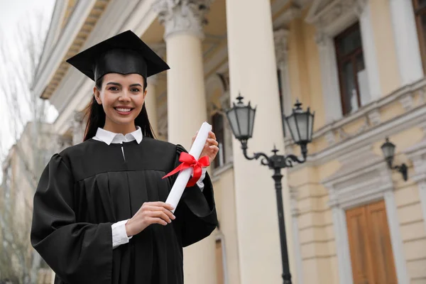 Estudante Feliz Com Diploma Após Cerimônia Formatura Livre Espaço Para — Fotografia de Stock