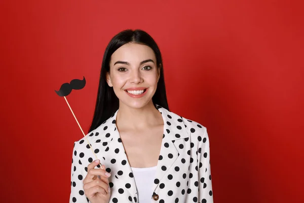 Mulher Feliz Com Bigode Falso Fundo Vermelho — Fotografia de Stock