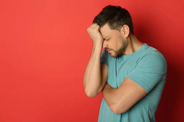 Man Met Vreselijke Migraine Rode Achtergrond Ruimte Voor Tekst — Stockfoto