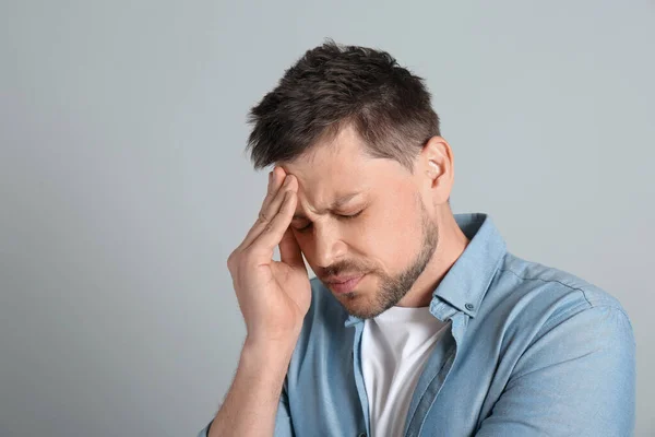 Man Suffering Terrible Migraine Light Grey Background — Stock Photo, Image