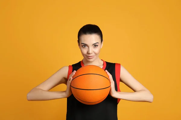 Basketballspieler Mit Ball Auf Gelbem Hintergrund — Stockfoto