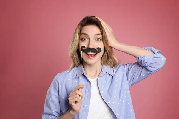 Femme Drôle Avec Fausse Moustache Sur Fond Rose Poussiéreux — Photo