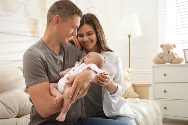 Lyckligt Par Som Håller Sitt Sovande Barn Hemma — Stockfoto