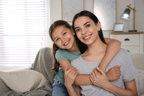 Young Mother Her Daughter Sofa Living Room Adoption Concept — Stock Photo, Image