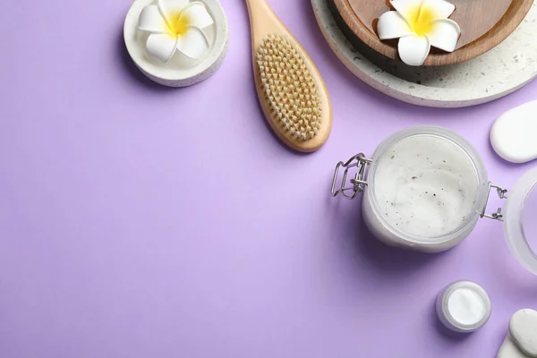 Composición Plana Con Exfoliación Corporal Plumeria Flores Sobre Fondo Violeta — Foto de Stock