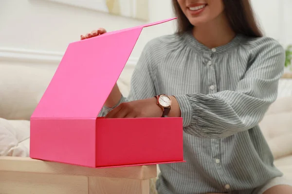 Giovane Donna Felice Che Apre Pacco Casa Primo Piano Shopping — Foto Stock