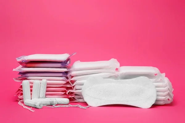 Muchas Almohadillas Tampones Menstruales Sobre Fondo Rosa —  Fotos de Stock