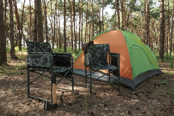 Camouflage Stühle Mit Hut Und Axt Der Nähe Von Zelten — Stockfoto