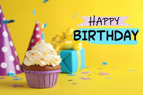 Feliz Cumpleaños Delicioso Cupcake Con Vela Encendida Sobre Fondo Amarillo —  Fotos de Stock