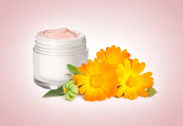 Crema Corporal Con Extracto Caléndula Sobre Fondo Rosa Producto Cosmético — Foto de Stock