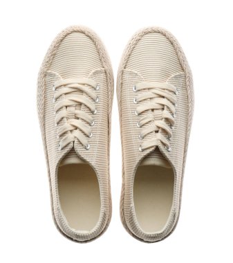 Beyaz arka planda bir çift şık spor ayakkabı, üst görünüm