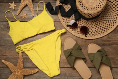 Düz kompozisyon ve tahta arka planda plaj aksesuarları.