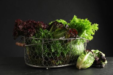 Siyah tahta üzerinde farklı türde marul.