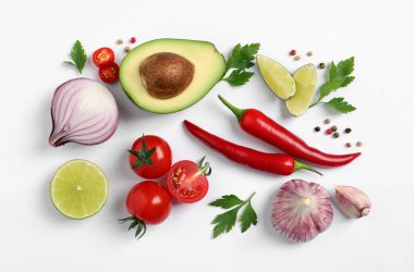 Beyaz zemin üzerinde guacamole için taze malzemeler, düz yatıyordu