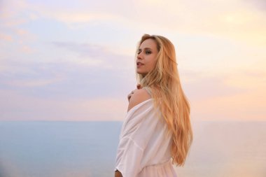 Sabahları deniz kenarında güzel genç bir kadın, mesaj için yer var.