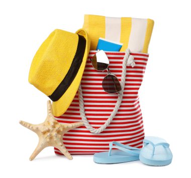 Plaj aksesuarlarıyla bembeyaz bir çanta.