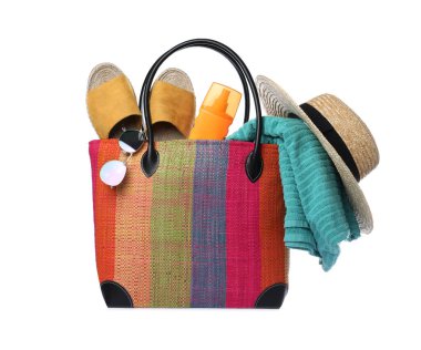 Plaj aksesuarlarıyla bembeyaz bir çanta.