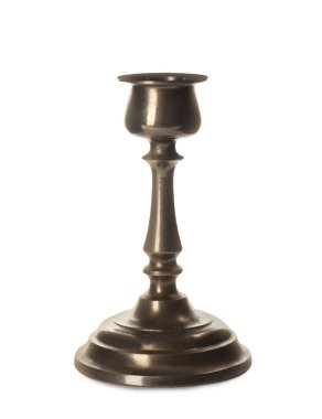 Beyaza izole edilmiş eski bir metal şamdan.