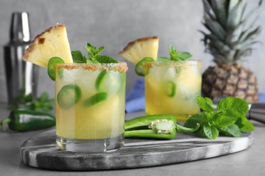 Baharatlı ananas kokteyli, jalapeno ve nane.