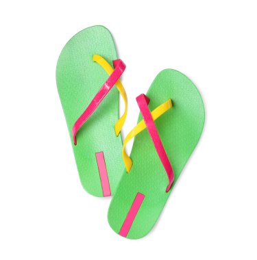 Bir çift yeşil parmak arası terlik beyaz, üst görünümde izole edilmiş